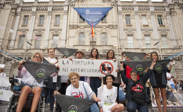 Más de 30 colectivos convocan una concentración antitaurina este domingo en Santander