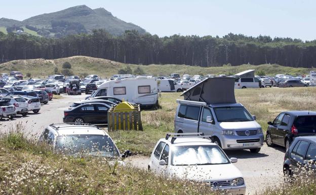 Blanco pide «civismo ciudadano» ante la invasión de vehículos en el parque natural de Liencres