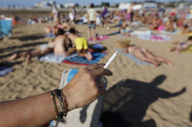 Sanidad vuelve a permitir fumar en terrazas y playas tras actualizar las medidas frente al covid