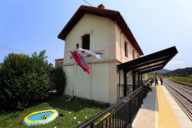 Una familia okupa desde hace meses la estación de tren de San Vicente