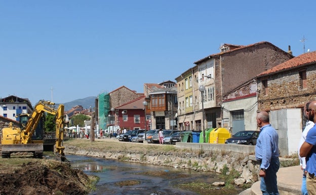 El Ayuntamiento de Reinosa limpia el Ebro en su tramo urbano