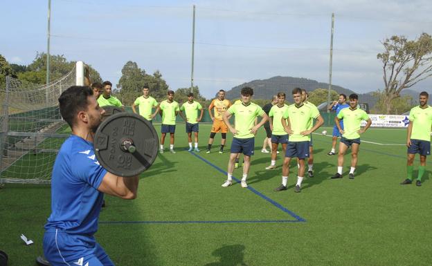 El Laredo inicia en Castillo la pretemporada con 17 futbolistas