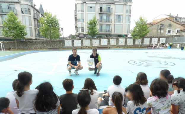 Más de 130 niños participan cada semana en el campamento urbano de Suances