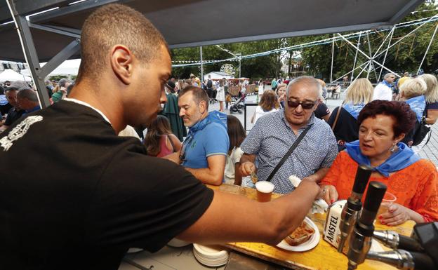 Una treintena de casetas da sabor a la Feria de Día y color a las calles