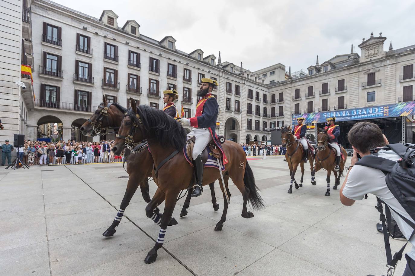 La entrega de la bandera de España, en imágenes