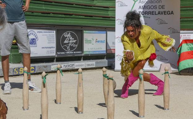 Birle Solidario para recaudar fondos contra el cáncer en la peña Bolística de Torrelavega