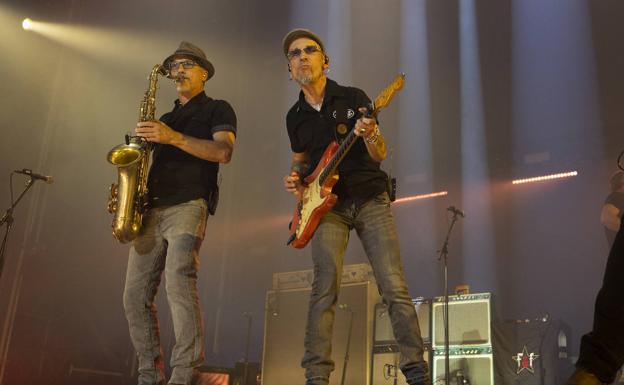 El rock sencillo de Fito & Fitipaldis arrasa en Santander