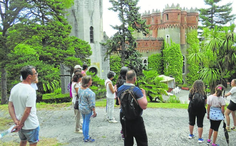 Eclecticismo y naturaleza en los jardines de Ocharan