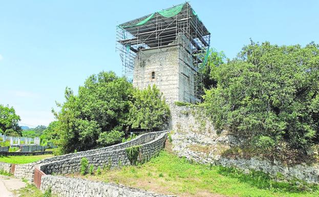 La Torre de la Estrada lleva más de una década rodeada de andamios