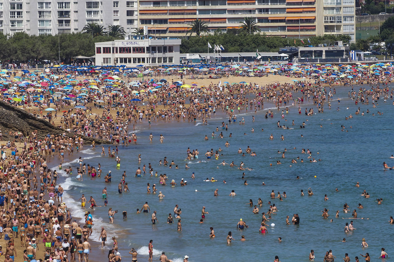 Lleno hasta la bandera en las playas de Santander