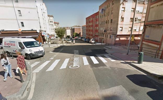 Un patinete eléctrico atropella a un peatón en Santander y un segundo patinete se choca al ver el accidente