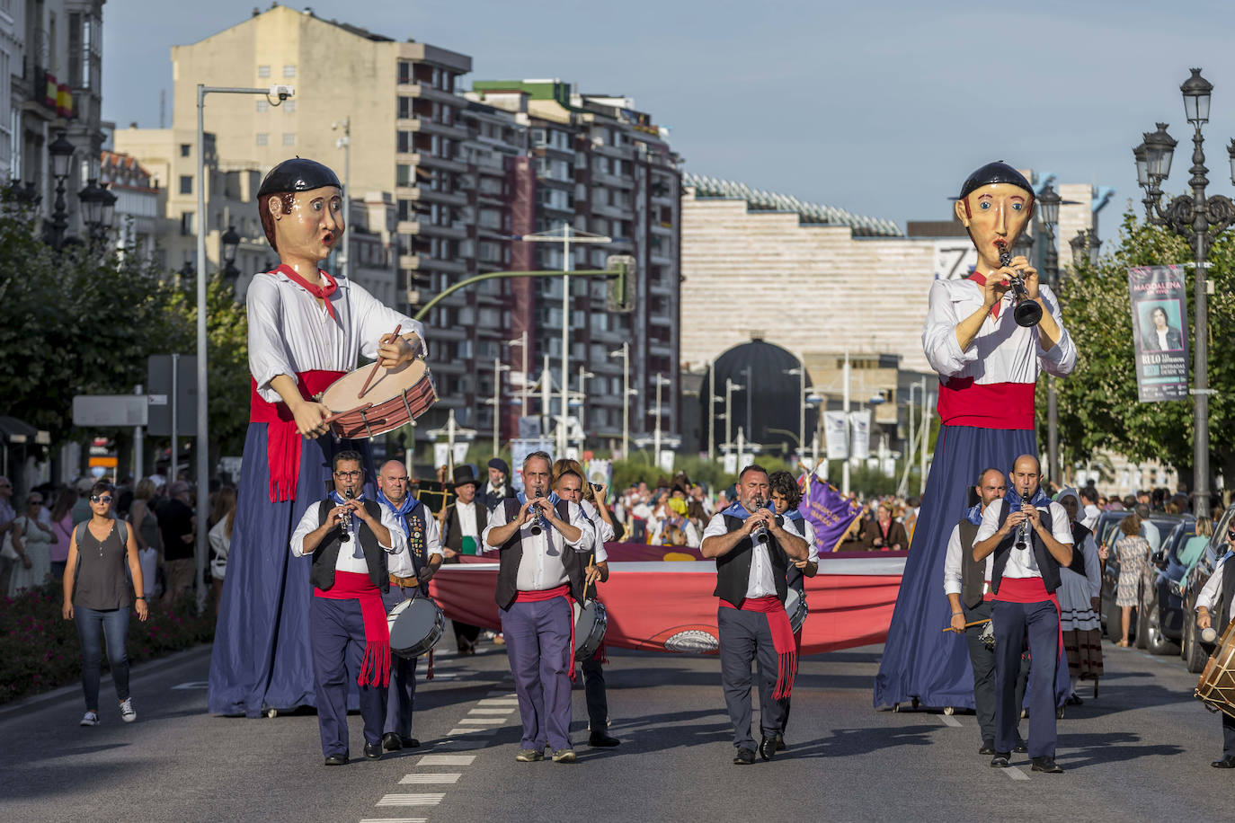 El folclore regional toma las calles de Santander