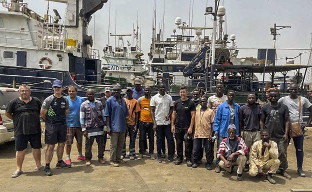 Los atuneros afectados por el bloqueo de Senegal urgen las ayudas al comisario de Pesca