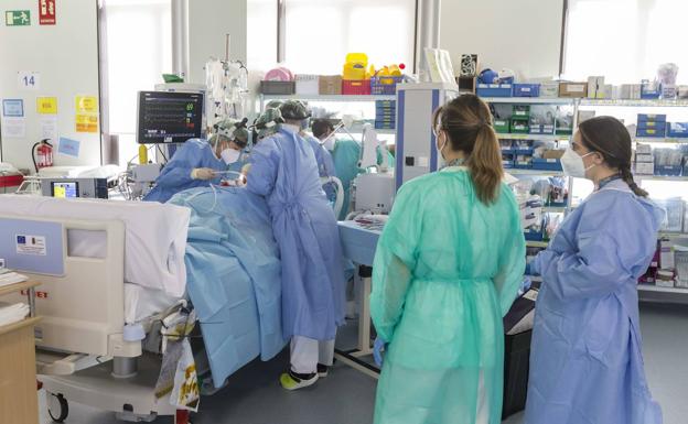 Cantabria suma tres fallecidos por covid mientras bajan los hospitalizados