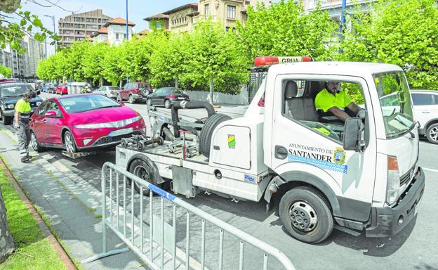 Las grúas retiran una media de doce coches al día de las calles de Santander