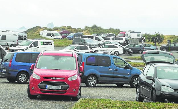 Piélagos reclama medidas «inmediatas» frente al caos de aparcamiento en Liencres