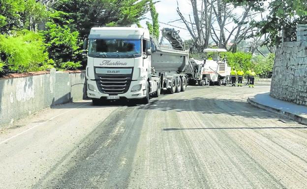 Las obras de la vía de acceso a la playa de Los Locos de Suances indignan a los bañistas