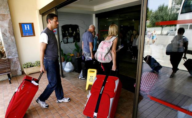 España recibe 7,5 millones de turistas en junio, el triple que en 2021