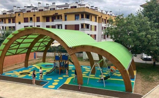 El parque infantil del Ayuntamiento de Entrambasaguas estrena imagen a cubierto