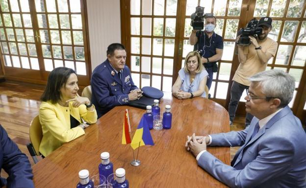 El embajador ucraniano pide más armas pero Robles elude comprometer un nuevo envío