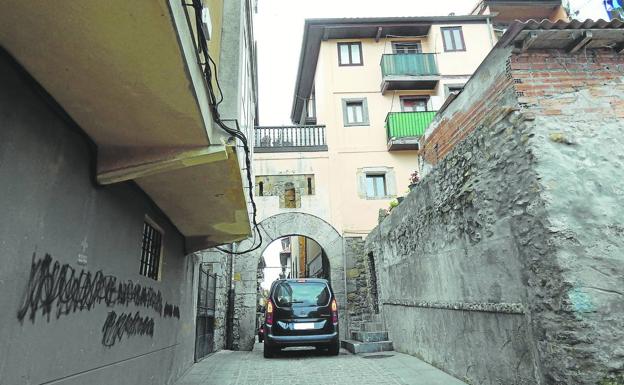 La Blanca se convierte en un coladero para llegar en coche a la Puebla Vieja de Laredo