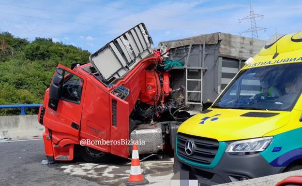 Reabiertos tras casi seis horas los accesos a la Supersur desde Cantabria cerrados por un accidente entre dos camiones y un turismo