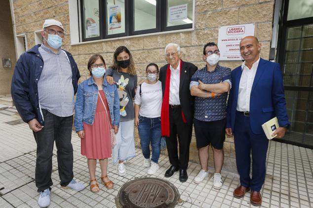 El padre Ángel alaba en Torrelavega la labor de la librería de Amica