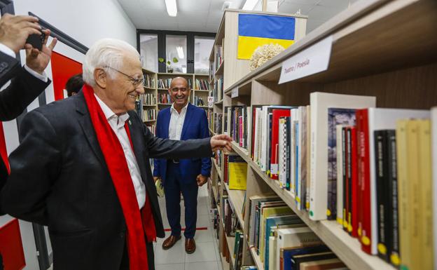 El Padre Ángel visita la librería solidaria de Amica: «Es única en el mundo»