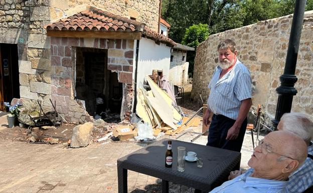 Vilariño se estrella con su Skoda contra el bar de Llerana: «Ha sido una advertencia», dicen los vecinos