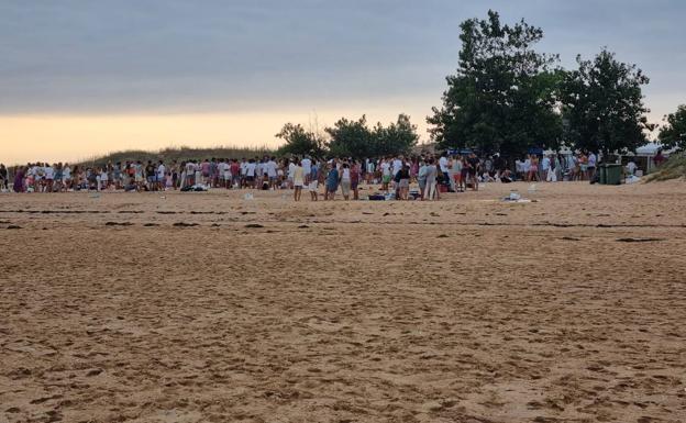 Vuelve el botellón a la playa de El Puntal