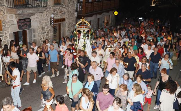 La Virgen de Valmayor recorre las calles de Potes bajo la luz de las velas