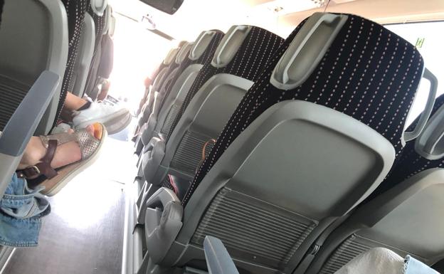 Más de 30 pasajeros vuelven en autobús a Santander después de que se cancelara su vuelo en Vigo