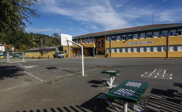 Sale a licitación la cubierta de la pista deportiva del colegio Matilde de la Torre de Ganzo