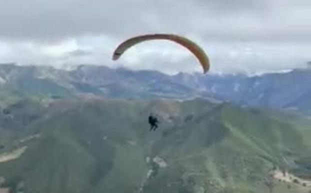 Zuloaga sobrevuela Potes en parapente