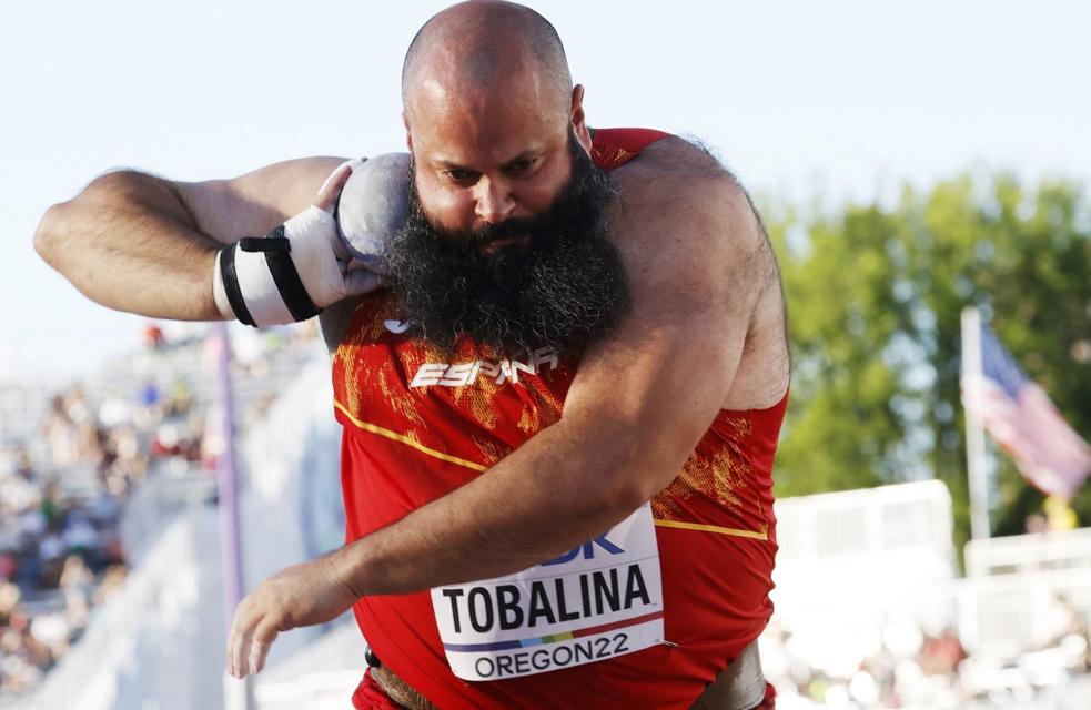 El gigante contra el enano del hombro izquierdo