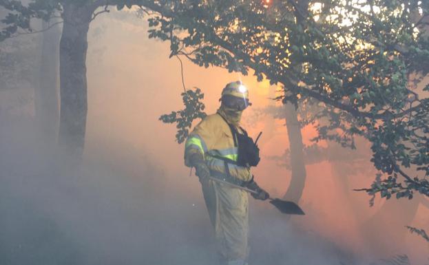 Cantabria tiene activos dos incendios forestales, uno en el Parque de los Collados del Asón