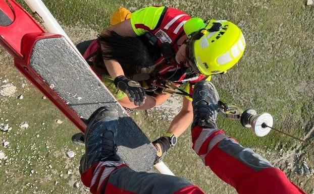 Una mujer en los Picos y un hombre en el Faro del Caballo, los dos últimos rescatados del 112