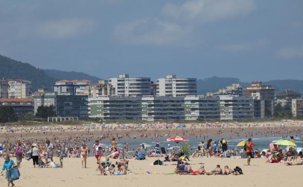 Laredo encarrila la limpieza de las playas superado el ecuador del periodo estival