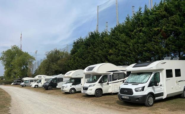 Invasión de autocaravanas en Mataleñas al desaparecer la señal que lo prohíbe