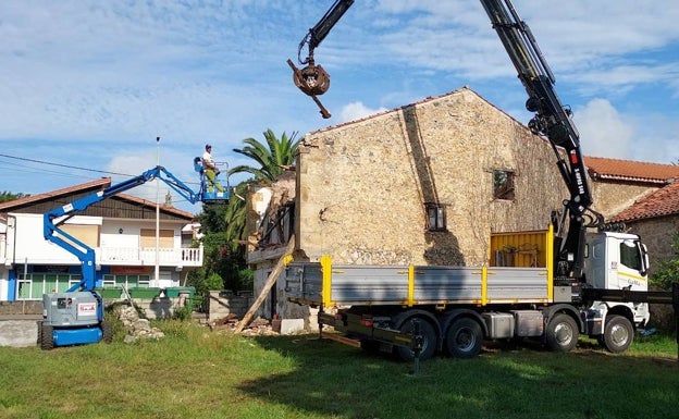 Villaescusa inicia la demolición de una casa en ruinas en Villanueva y tramita otra en Liaño