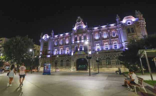 Imagen de anoche del Ayuntamiento de Santander con la fachada iluminada./Juanjo Santamaría