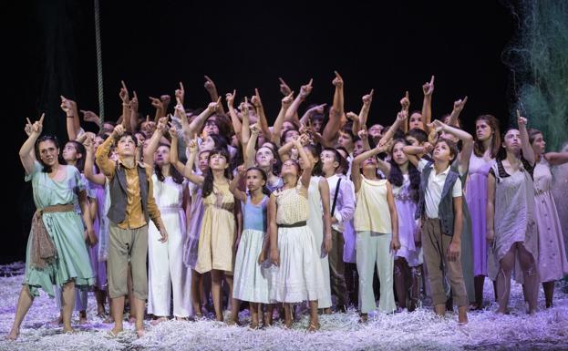 Pequeños marineros cantan al mar en el FIS