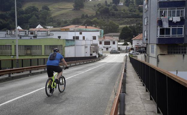 La Unión Vecinal acuerda mejorar la seguridad en el viaducto de Barreda