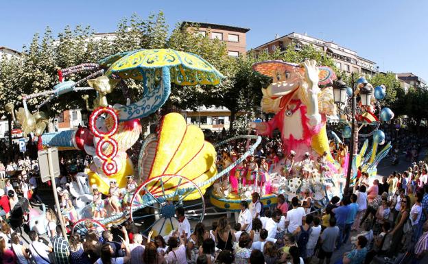 Las carrozas vuelven a desfilar ante la multitud