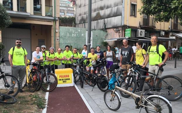 Los ciclistas de Santander piden segregar los carriles bici de las aceras y alejarse del peatón