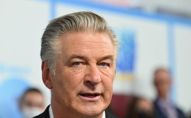 El FBI concluye que Alec Baldwin disparó el arma que mató a la directora de fotografía