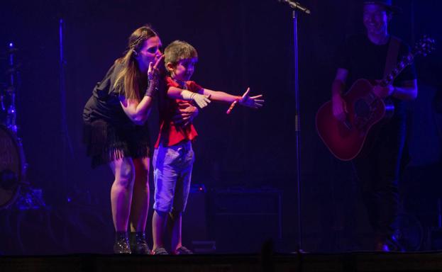 Ubago, La Oreja y el fan más joven ponen a cantar a ocho mil personas en Torrelavega