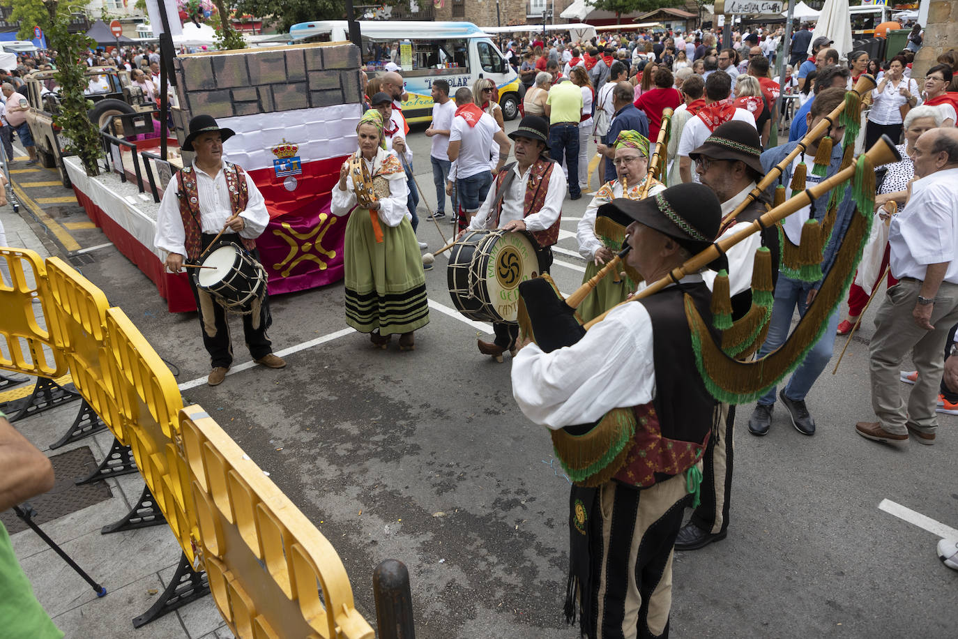 Ambiente festivo en el Día de Cantabria