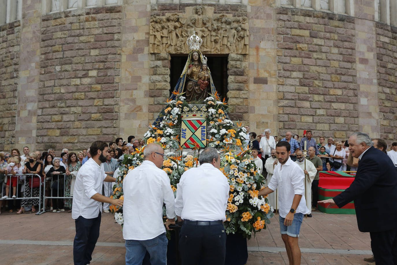 Miles de personas siguieron la procesión de la Virgen Grande