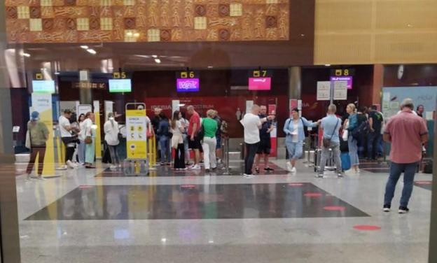 Wizzair deja en tierra a una treintena de pasajeros del vuelo Santander-Bucarest